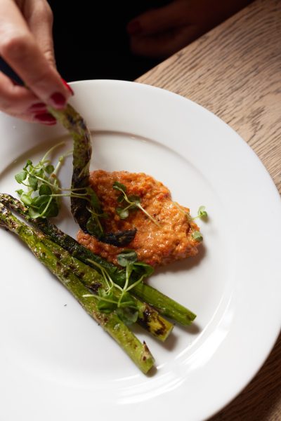 queens head pub food menu broad chalke