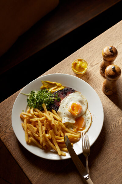 dining at queens head broad chalke