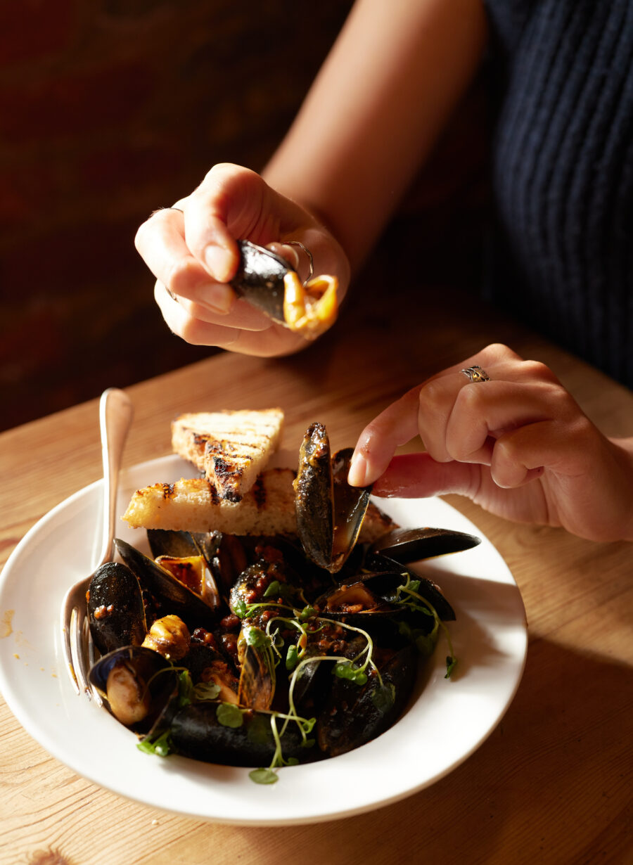 local seasonal pub meals queens head wiltshire
