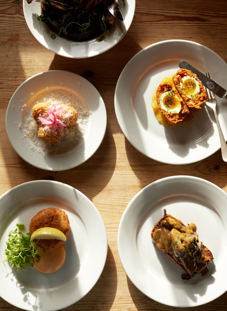 queens head pub seasonal dining broad chalke